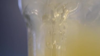 Buz bir kokteyl içinde akan bal 