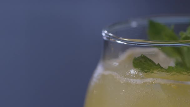 Close-up van gele mint cocktail — Stockvideo
