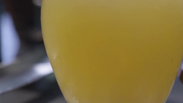 Жовтий коктейль з м'ятою — стокове відео