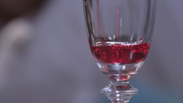 Glass filling with a liquid — Stock Video