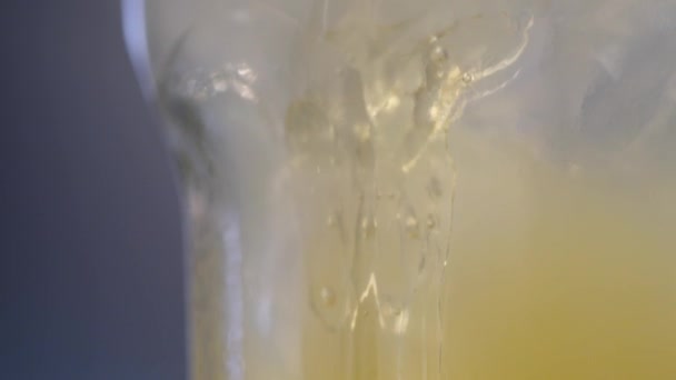 Miel coulant sur la glace dans un cocktail  