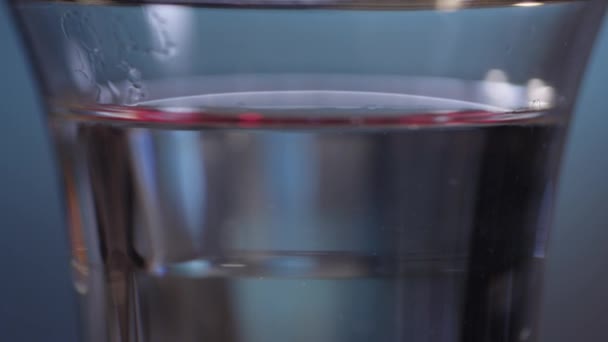 Primo piano di un cocktail in un bicchiere — Video Stock