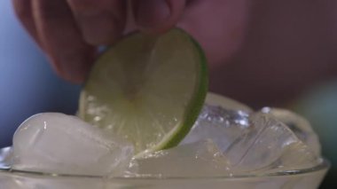 Portre bir kireç bir buz kokteyl ekleme