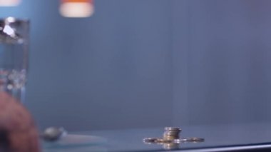 Maç aydınlatma ve bir puro sigara adam