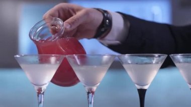 Martini gözlük için dökülen suyu