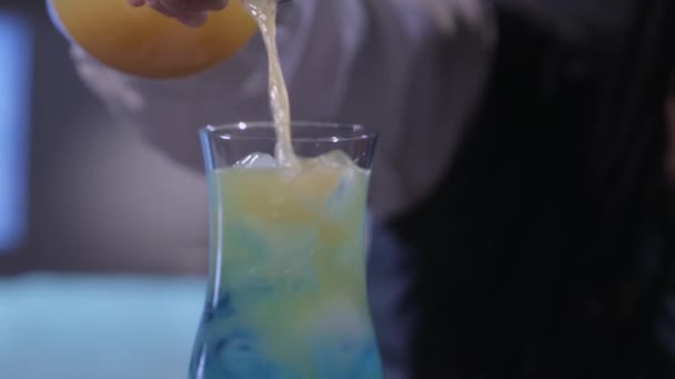 Adding juice to the blue cocktail — Stock Video