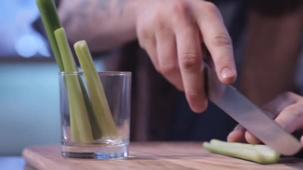 Couper des tranches de céleri pour un cocktail — Video