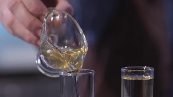 Přidání medu do shot glass — Stock video