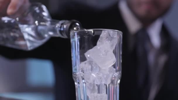 Liquide coulant sur la glace dans un verre — Video