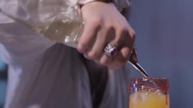 Sıvı sarı kokteyl ekleme