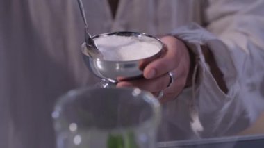 Bir bardak şeker ekleyerek