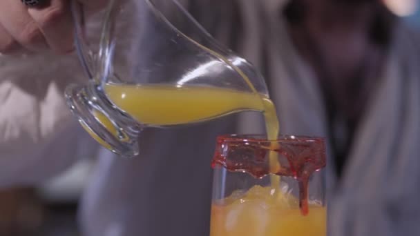 Aggiungere succo al cocktail giallo — Video Stock