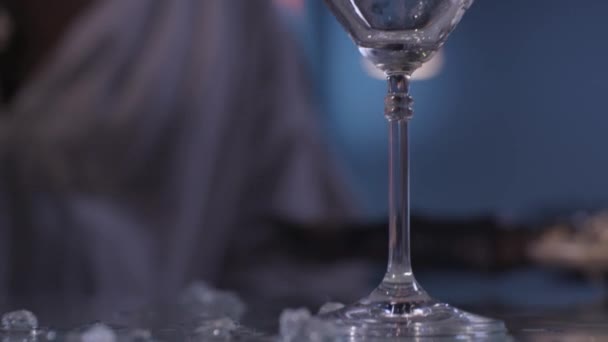 Añadir hielo en el vaso de martini — Vídeo de stock