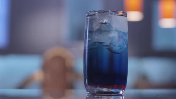 Blauwe lange cocktail — Stockvideo