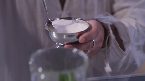 Ajouter du sucre à un verre 