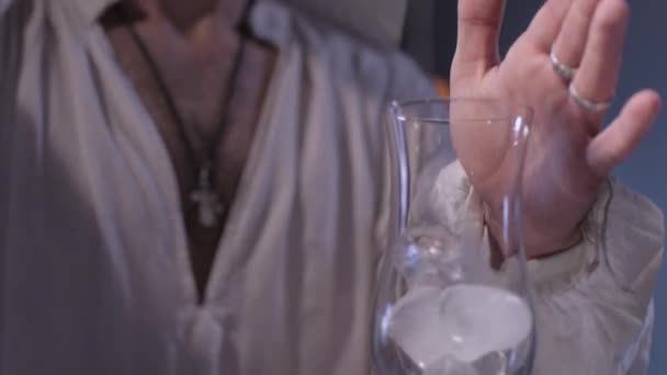 Eis in ein Glas geben — Stockvideo