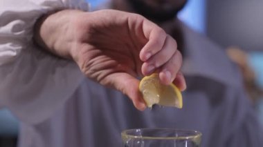 Bir kokteyl için limon sıkma