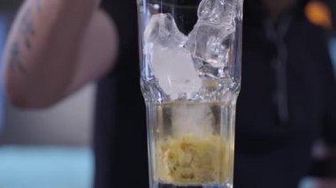 Bir kokteyl buz üzerine bina