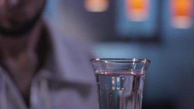 Adam bir kokteyl aydınlatma