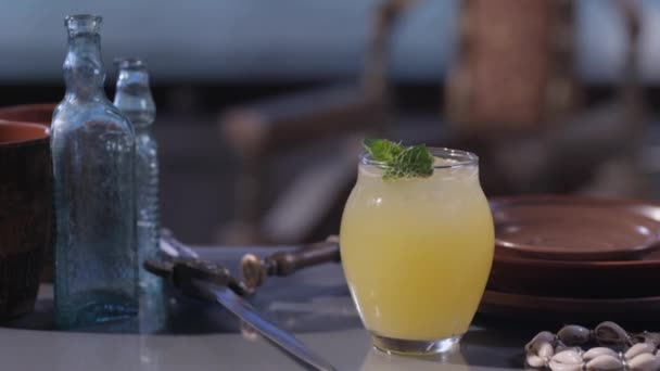 Cocktail amarelo no bar — Vídeo de Stock
