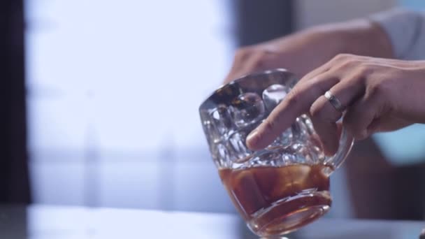 Делать пивные коктейли в пивной кружке — стоковое видео