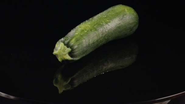 Zucchini pada latar belakang hitam — Stok Video
