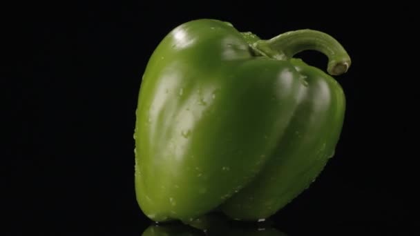 Grön bell pepper på svart bakgrund — Stockvideo