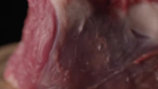 Close-up de carne em uma tábua de corte — Vídeo de Stock