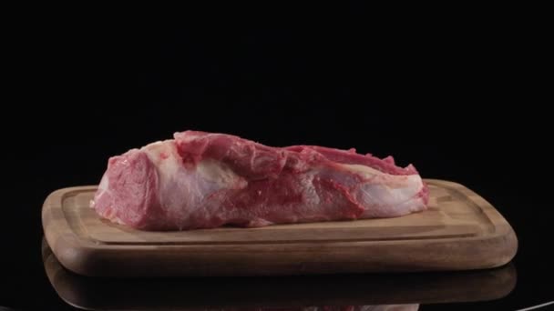 М'ясо на обробній дошці — стокове відео