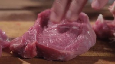 Bir kesme tahtası üzerinde kesme et