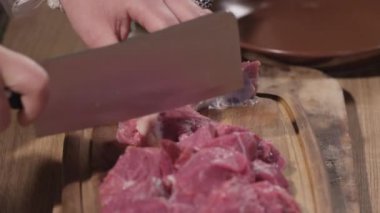 Bir kesme tahtası üzerinde kesme et