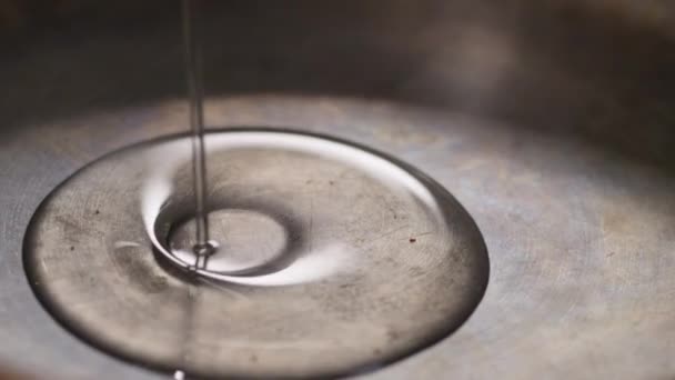 Close-up van stromende olie in een koekenpan — Stockvideo