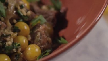 Bir masa örtüsü dönüm bir tabak üzerinde küçük Erik salatası 