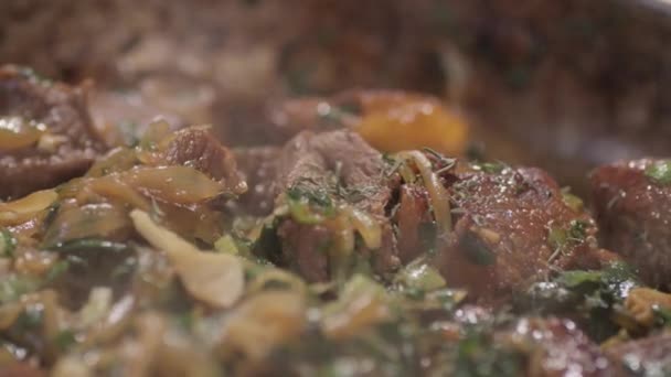 Aggiungere condimento alla carne arrosto — Video Stock