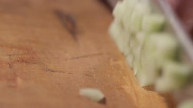 Bir kesme tahtası üzerinde kesim salatalık Close-Up 