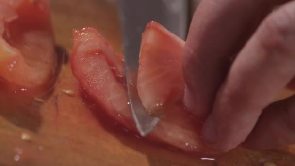 Närbild av styckning tomat på en skärbräda — Stockvideo
