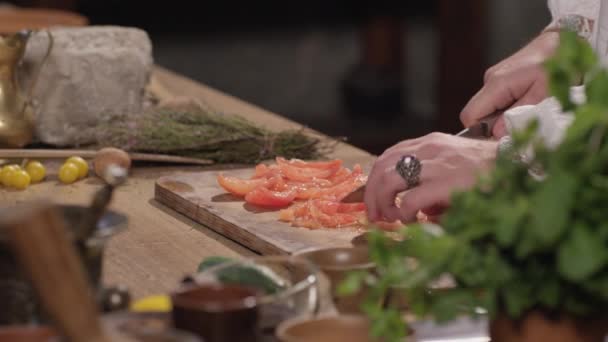 Corte de tomates em uma tábua de corte — Vídeo de Stock