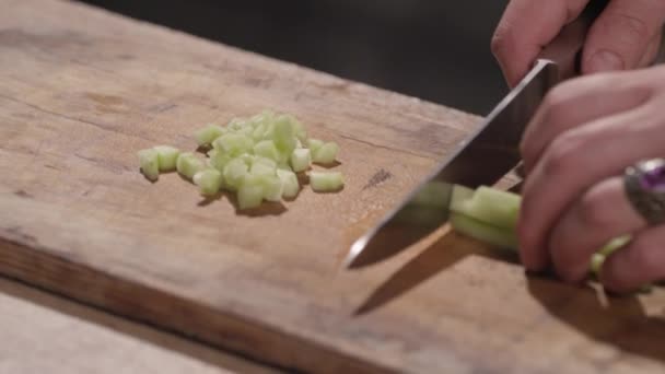 Cortar el pepino en una tabla de cortar — Vídeo de stock