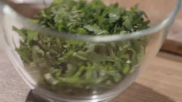 Ensalada verde en un tazón de vidrio — Vídeo de stock