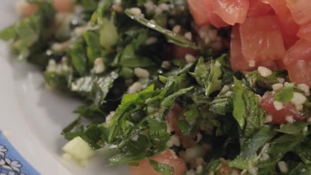 Close-up van groene salade met een rode vis op een plaat draaien — Stockvideo