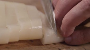 Bir kesme tahtası kesme kalamar Close-Up 