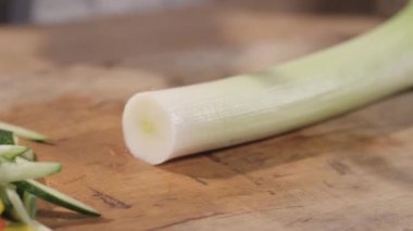 Bir kesme tahtası üzerinde kesme pırasa Close-Up