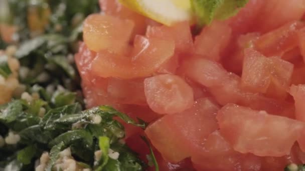 Close-up van groene salade met een rode vis op een plaat draaien — Stockvideo