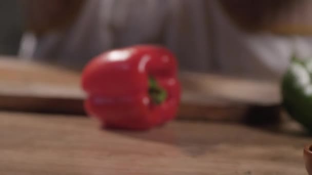 Skär paprika på en skärbräda — Stockvideo