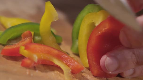 Крупним планом розрізати болгарський перець на обробній дошці — стокове відео