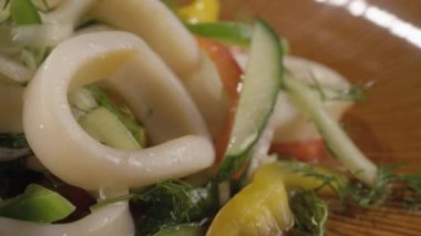 Close-Up bir çanak dönüm kalamar salatası