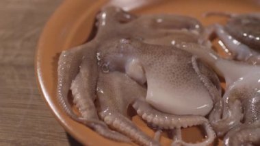 Bir plaka üzerinde ham ahtapot Close-Up