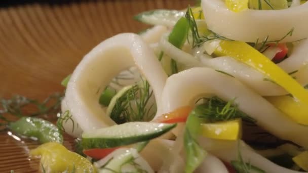 Gros plan de salade avec calmar sur un plat tournant — Video