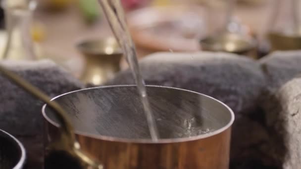 Gieten van water in een pot — Stockvideo
