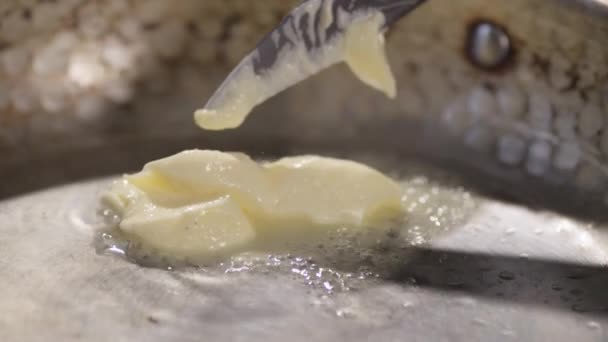 Крупный план масла на сковороде — стоковое видео